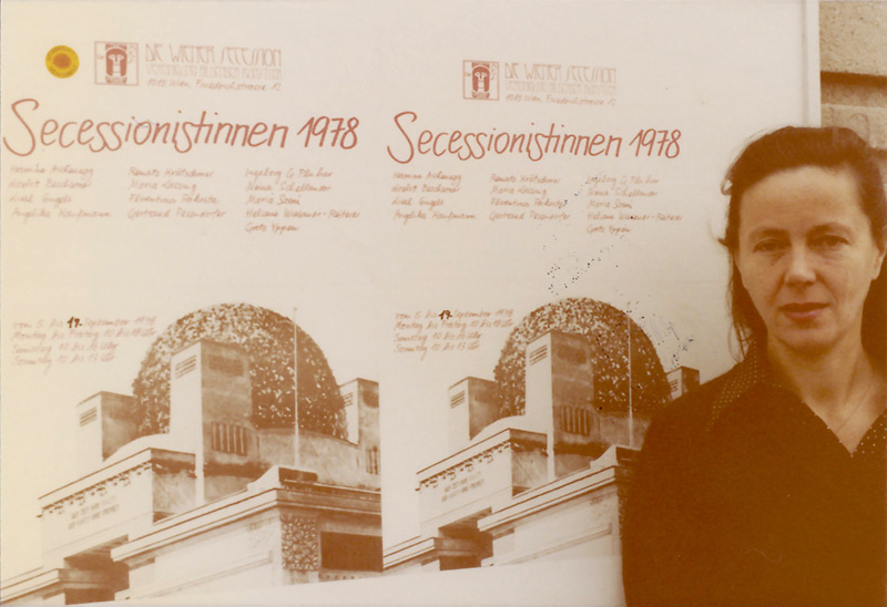 Vor dem Plakat für die Ausstellung Die Secessionistinnen, 1978